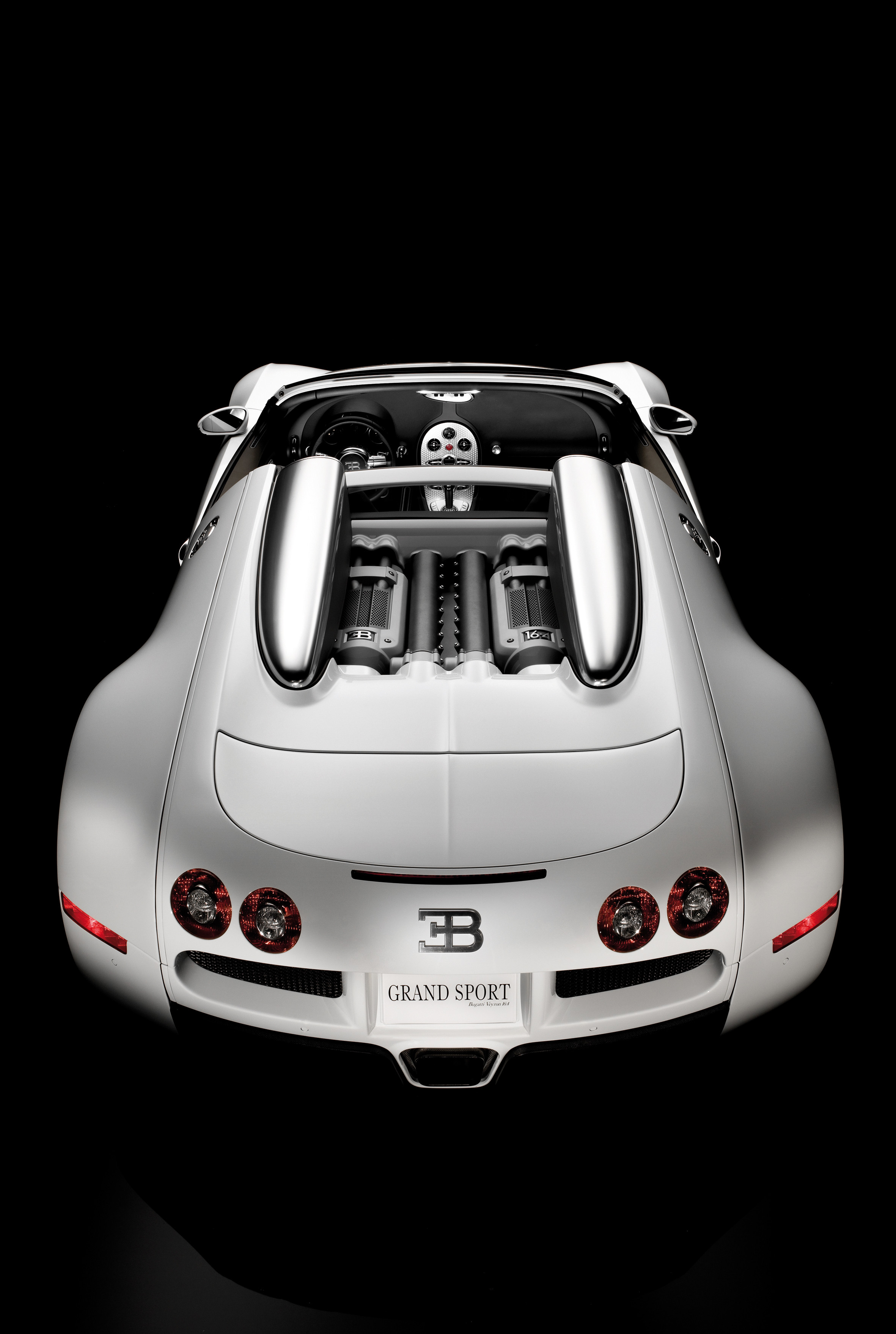 Grand Sport 尾部与 W16 引擎舱