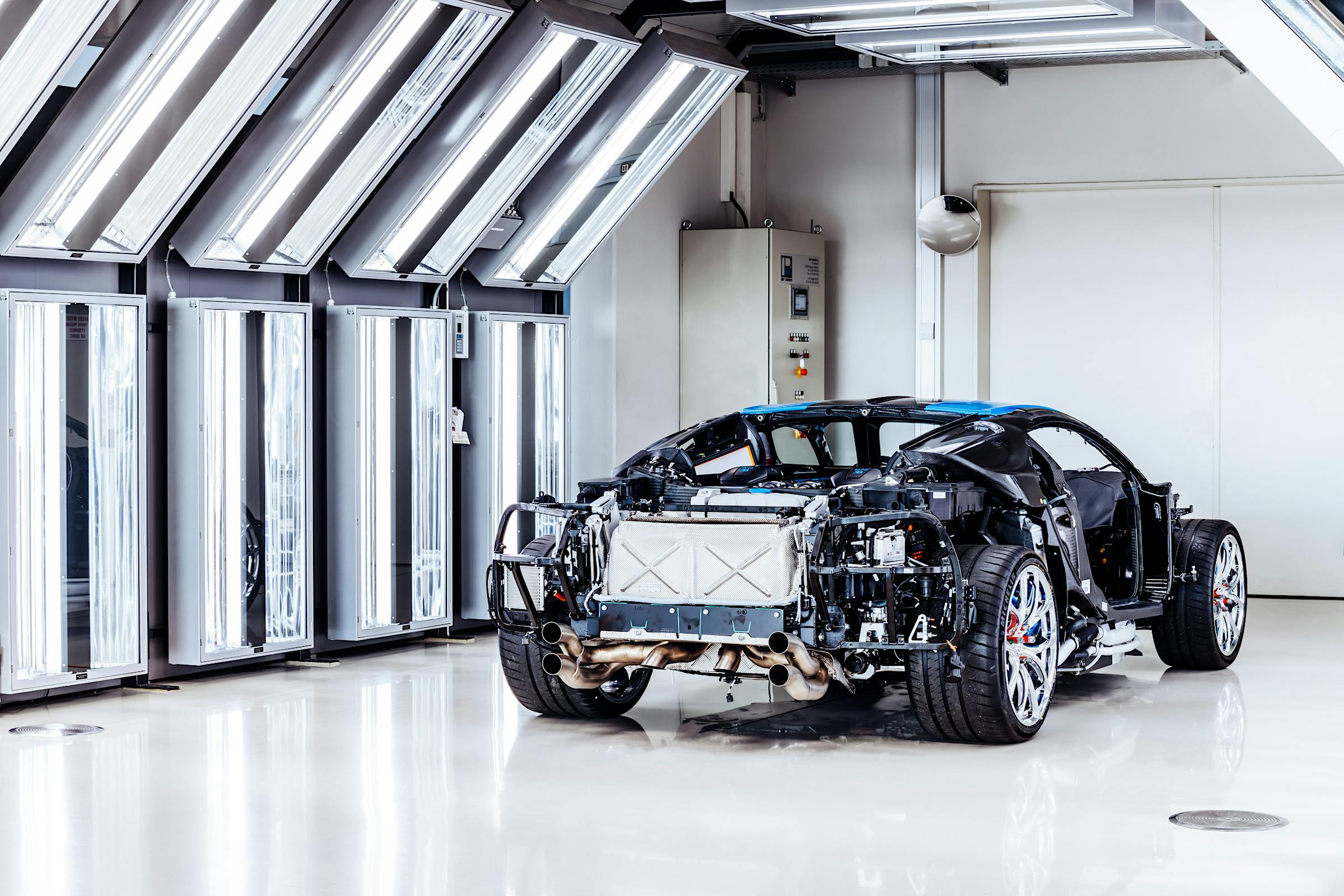灯道中的 Veyron 裸车身